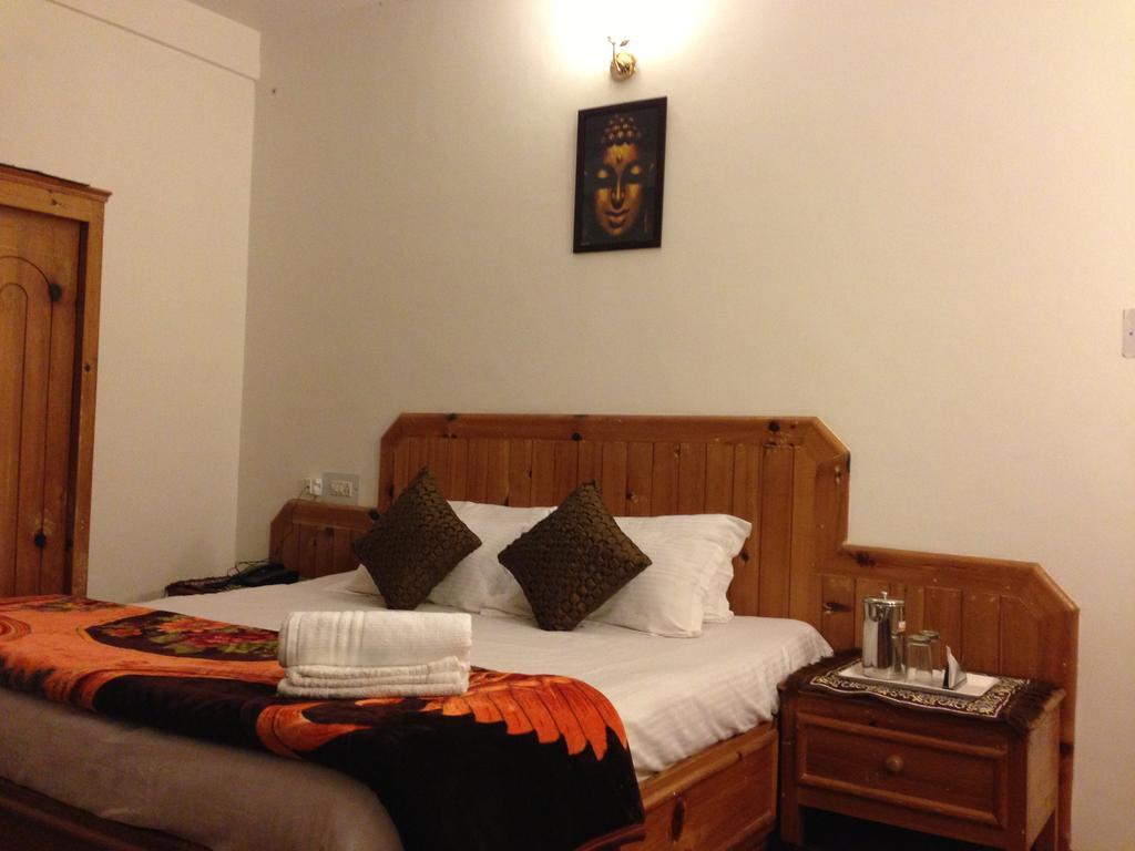 Akash Hills Hotel Manāli エクステリア 写真